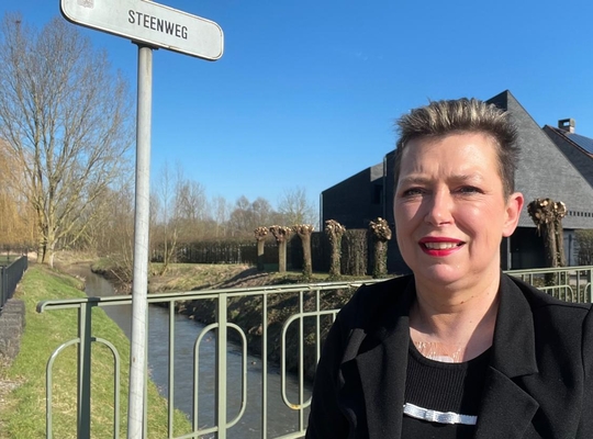 Annemie Humblet op de Steenweg bij de Vloedgracht